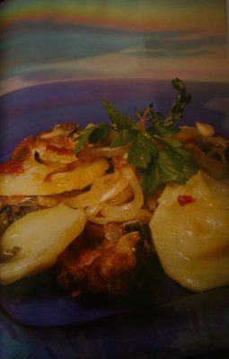 Chuletitas de cordero al horno con patatas y cebolla