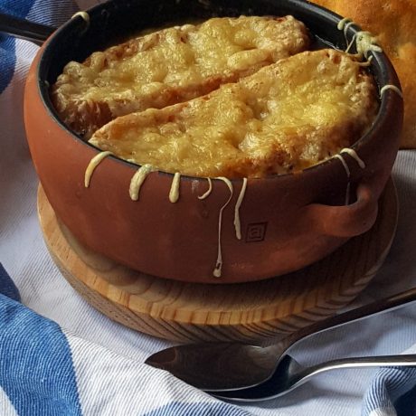 Sopa de cebolla francesa con caldo de cebolla