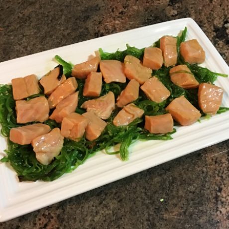 Ensalada de Wakame con salmón marinado