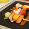 Brochetas de surimi con frutas y verduras